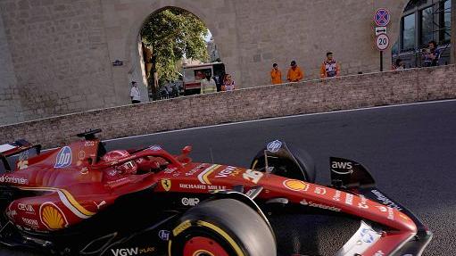 Gp Baku, Leclerc porta la Ferrari in pole position. Dietro Piastri e Sainz