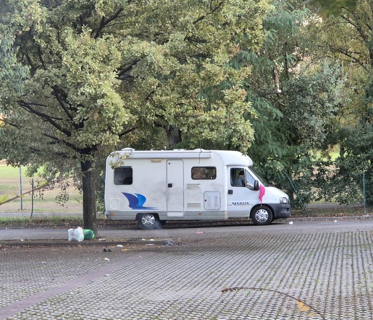 Modena, camper dei nomadi nel parcheggio del parco Ferrari: «Rifiuti ovunque»