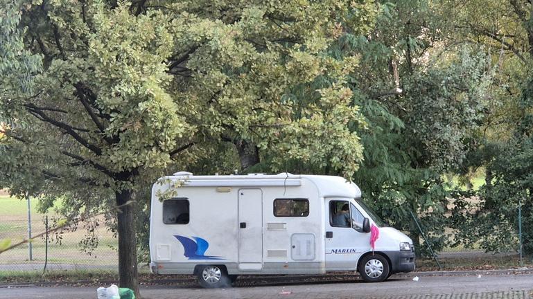 Modena, camper dei nomadi nel parcheggio del parco Ferrari: «Rifiuti ovunque»