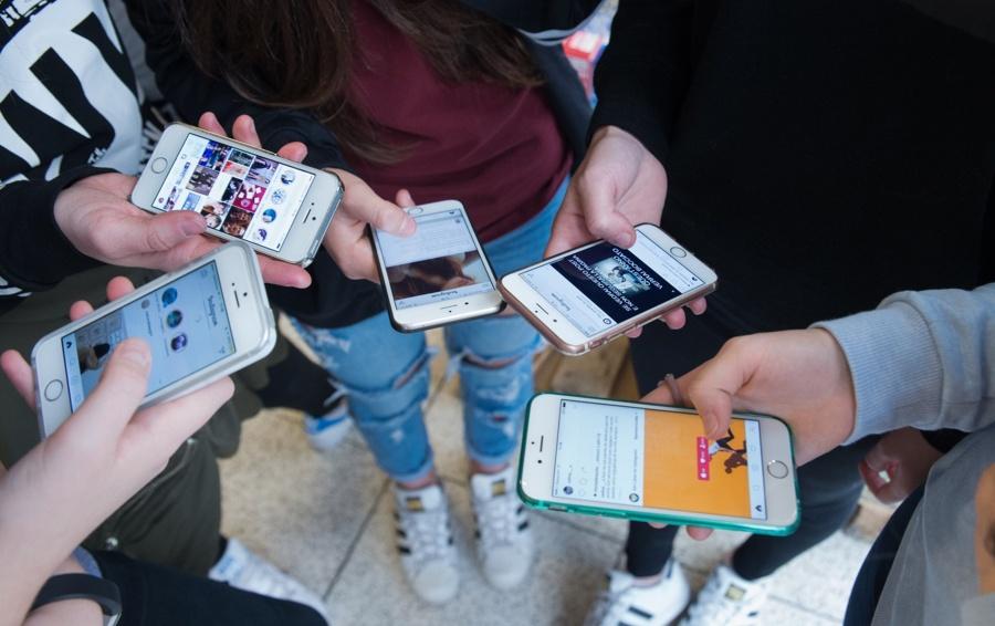 Niente smartphone a scuola? «Meglio vietare i social fino agli 80 anni»