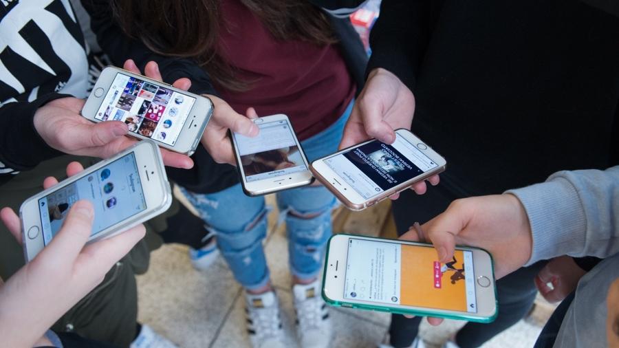 Niente smartphone a scuola? «Meglio vietare i social fino agli 80 anni»
