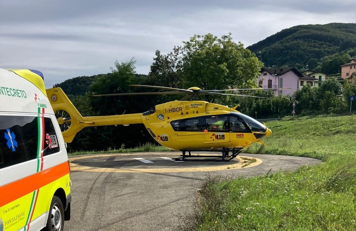 Perde il controllo della moto e finisce nel bosco a Pian del Falco