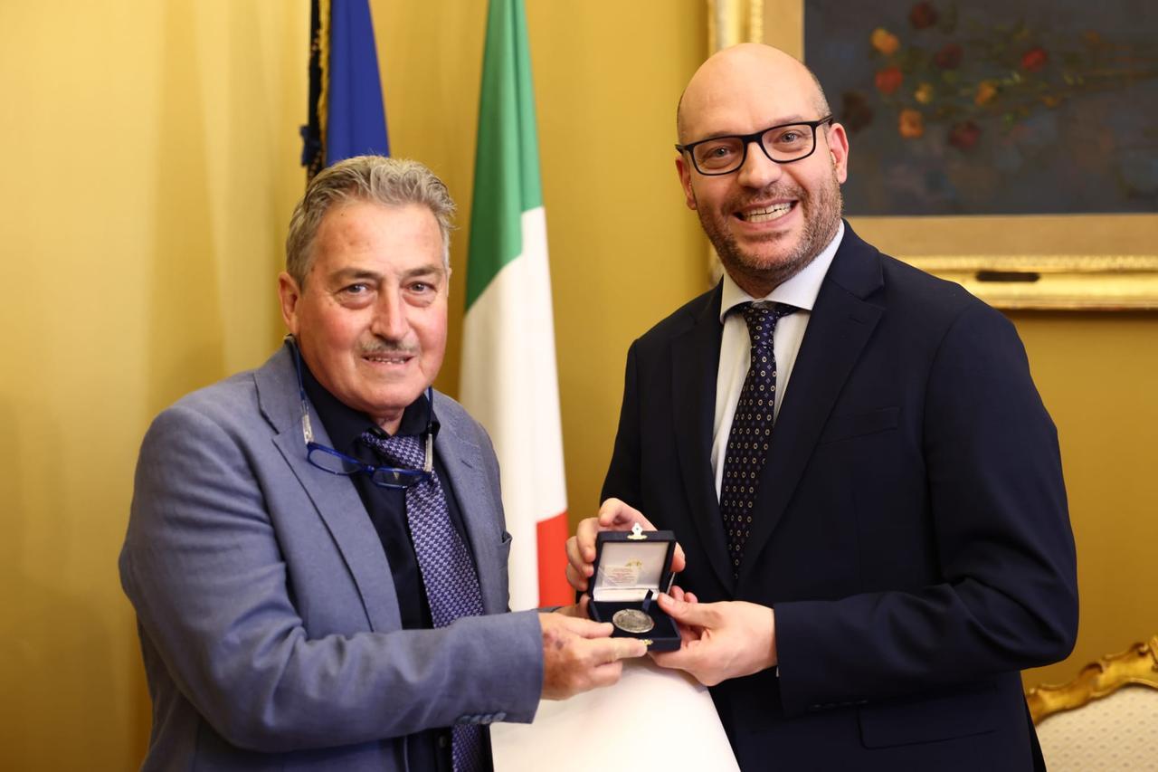 
	<strong>Marco Piga</strong> (a sinistra) premiato di recente dal presidente della Camera dei Deputati <strong>Lorenzo Fontana</strong>

