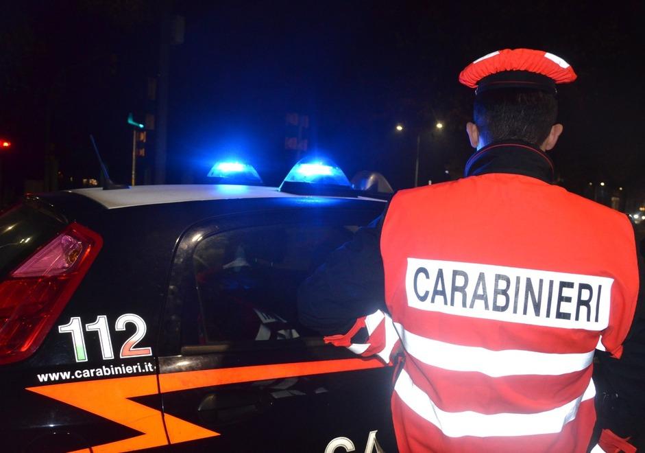 Minaccia il padre e gli spacca l’auto, poi aggredisce e ferisce i carabinieri a Castelfranco