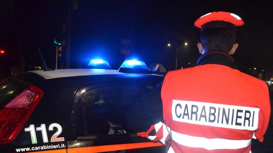 Minaccia il padre e gli spacca l’auto, poi aggredisce e ferisce i carabinieri a Castelfranco
