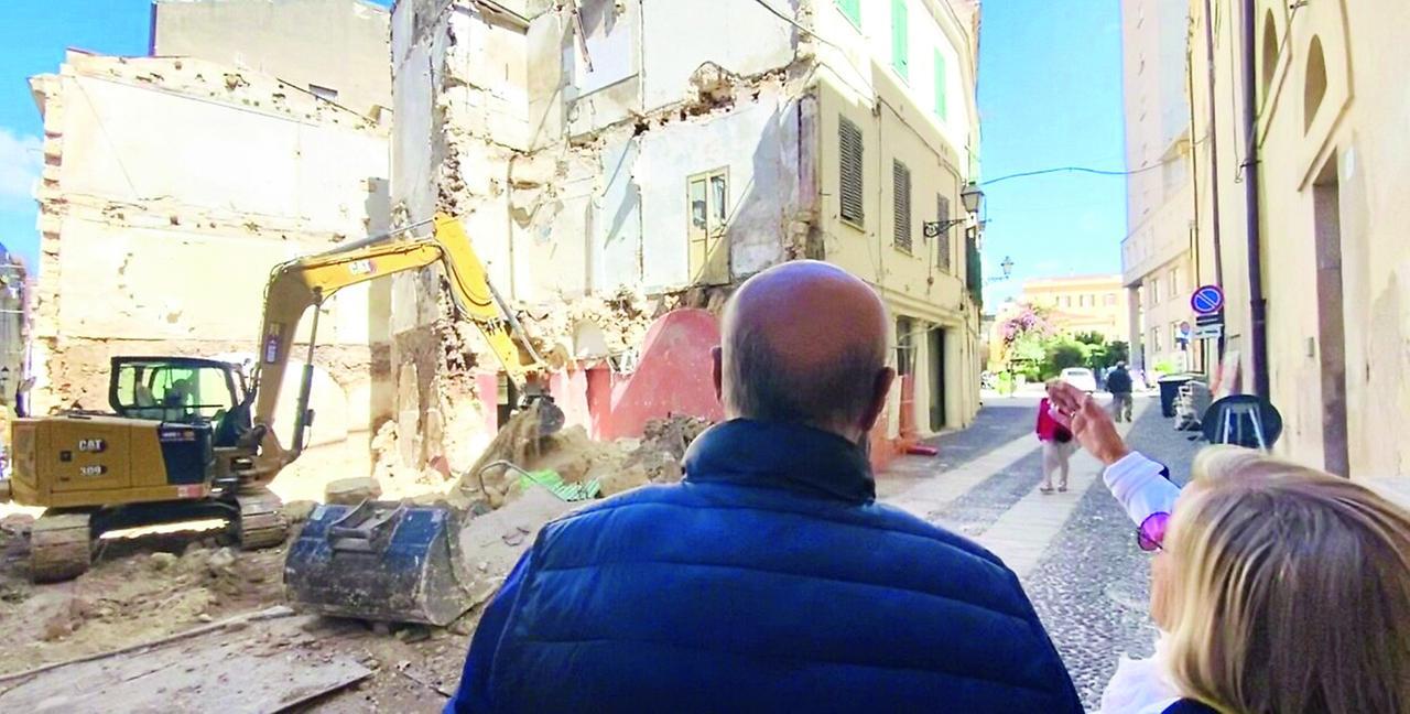 Sassari, viaggio tra le macerie e i ricordi della palazzina abbattuta in via Arborea