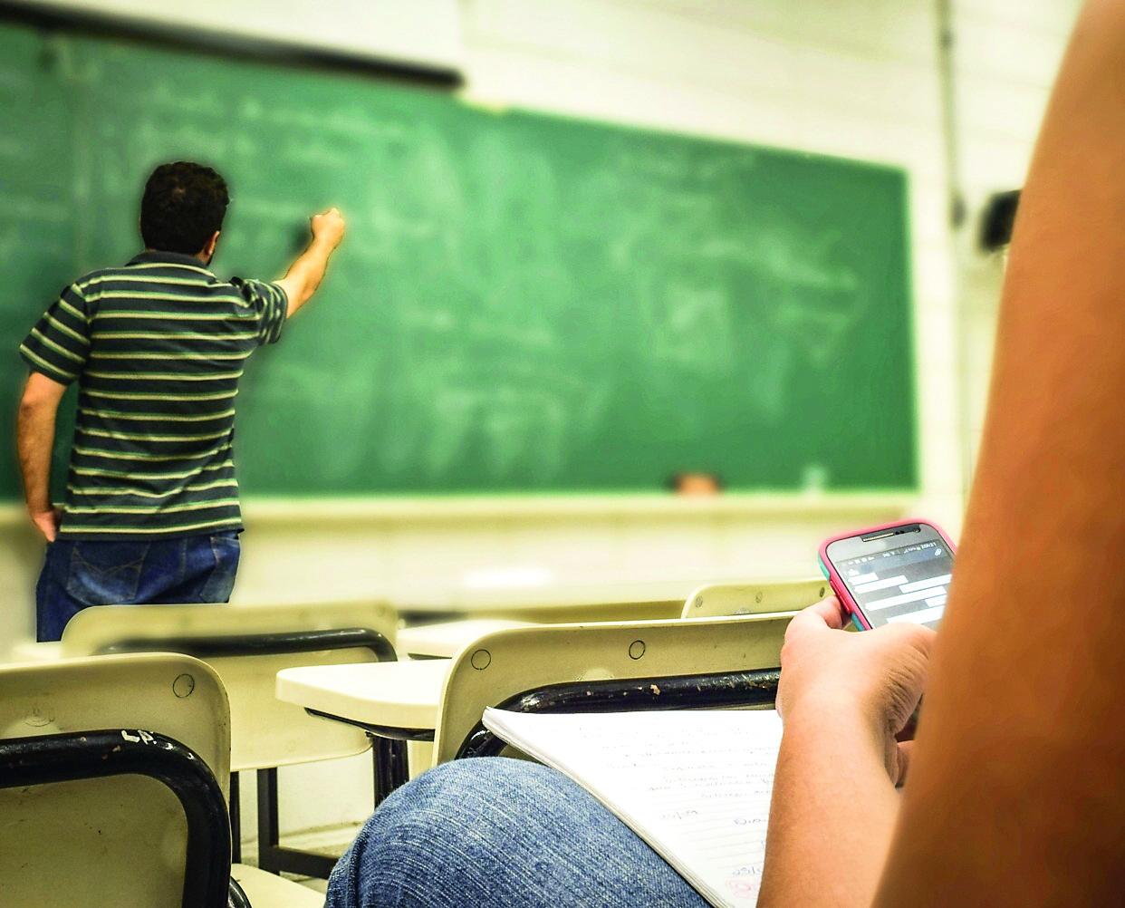 
	Un'alunna mentre scrive in una chat durante una lezione

