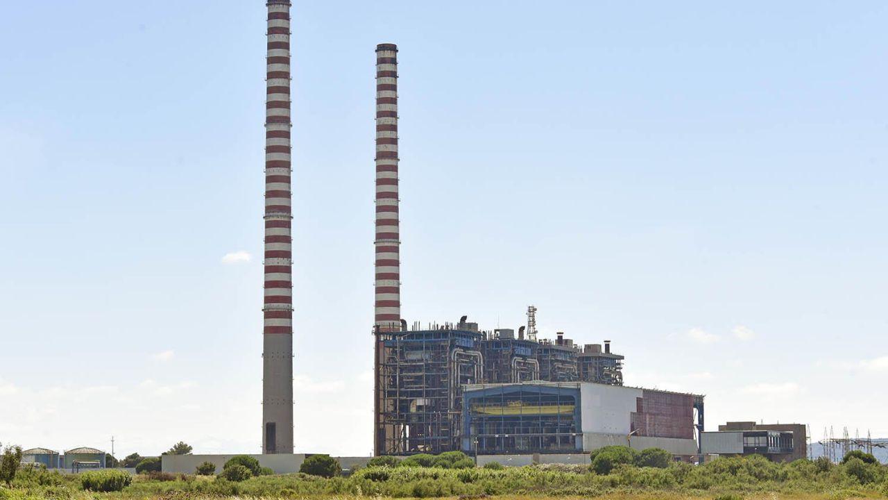 Una veduta delle ciminiere dell’ex centrale Enel di Tor del Sale (foto Paolo Barlettani)