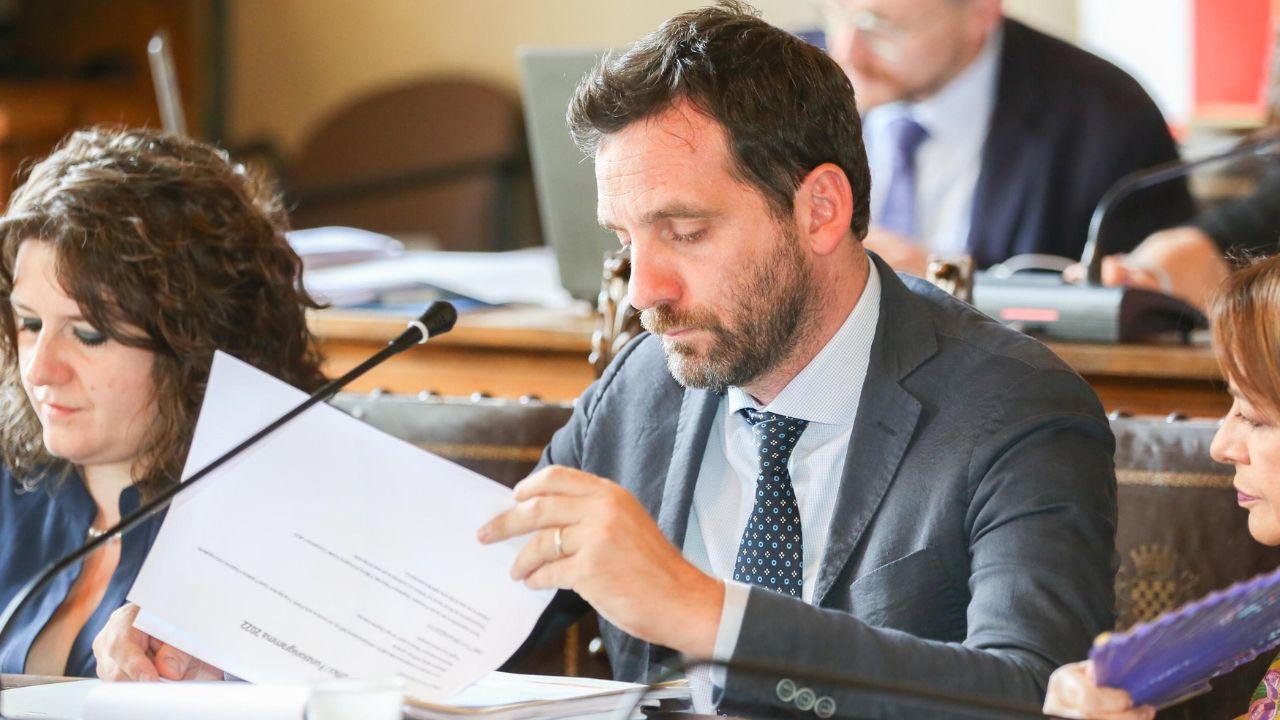 Alessandro Tomasi durante una seduta del consiglio comunale