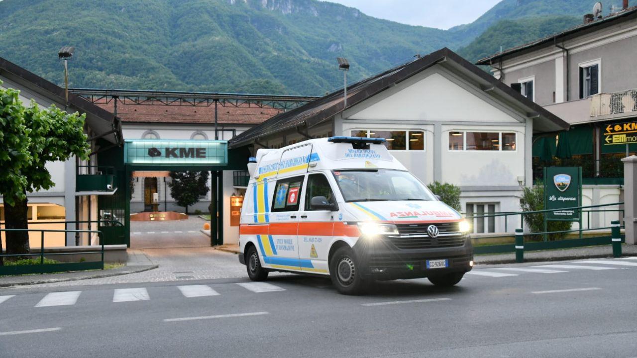 L’ambulanza che esce dallo stabilimento della Kme nel giorno dell’incidente mortale