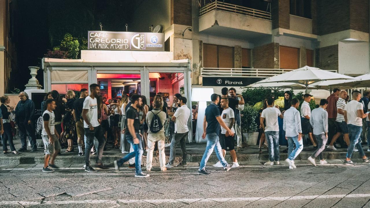 Scene di panico al Caffè Gregorio di Olbia: spruzzano spray al peperoncino e il gestore è costretto a chiudere