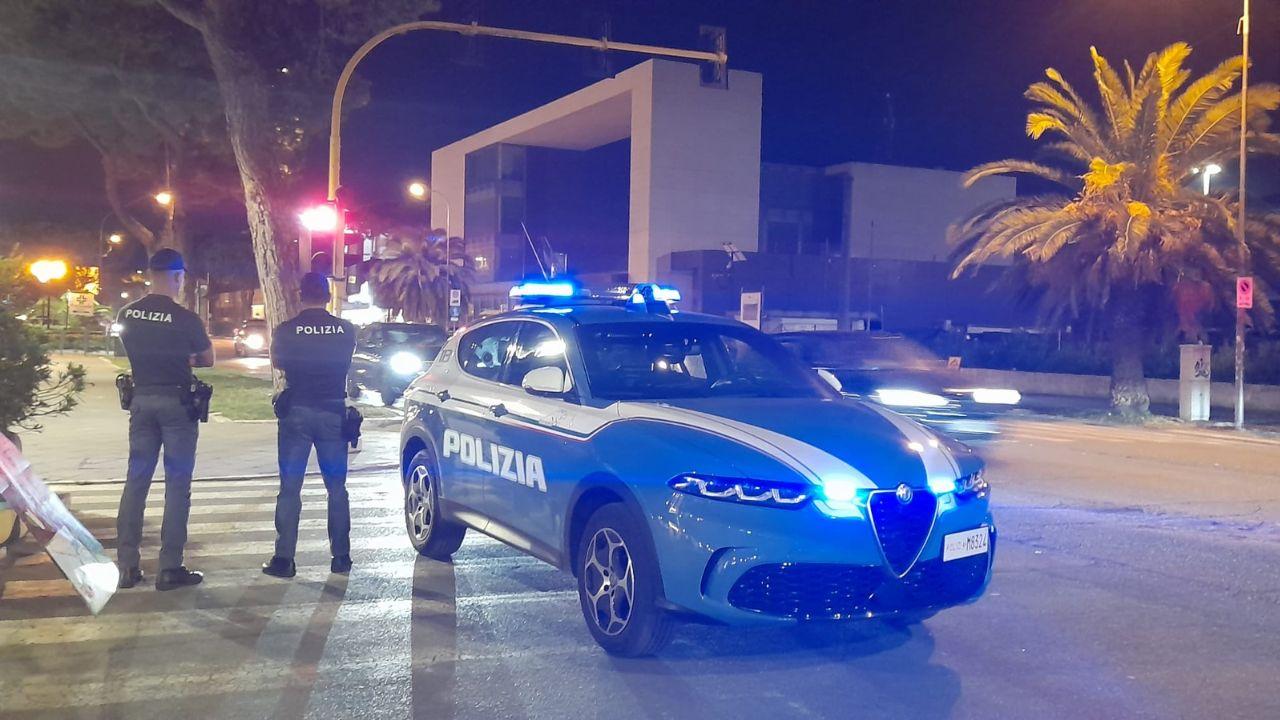 La polizia di Stato durante controlli nella zona della Movida a Marina di Carrara