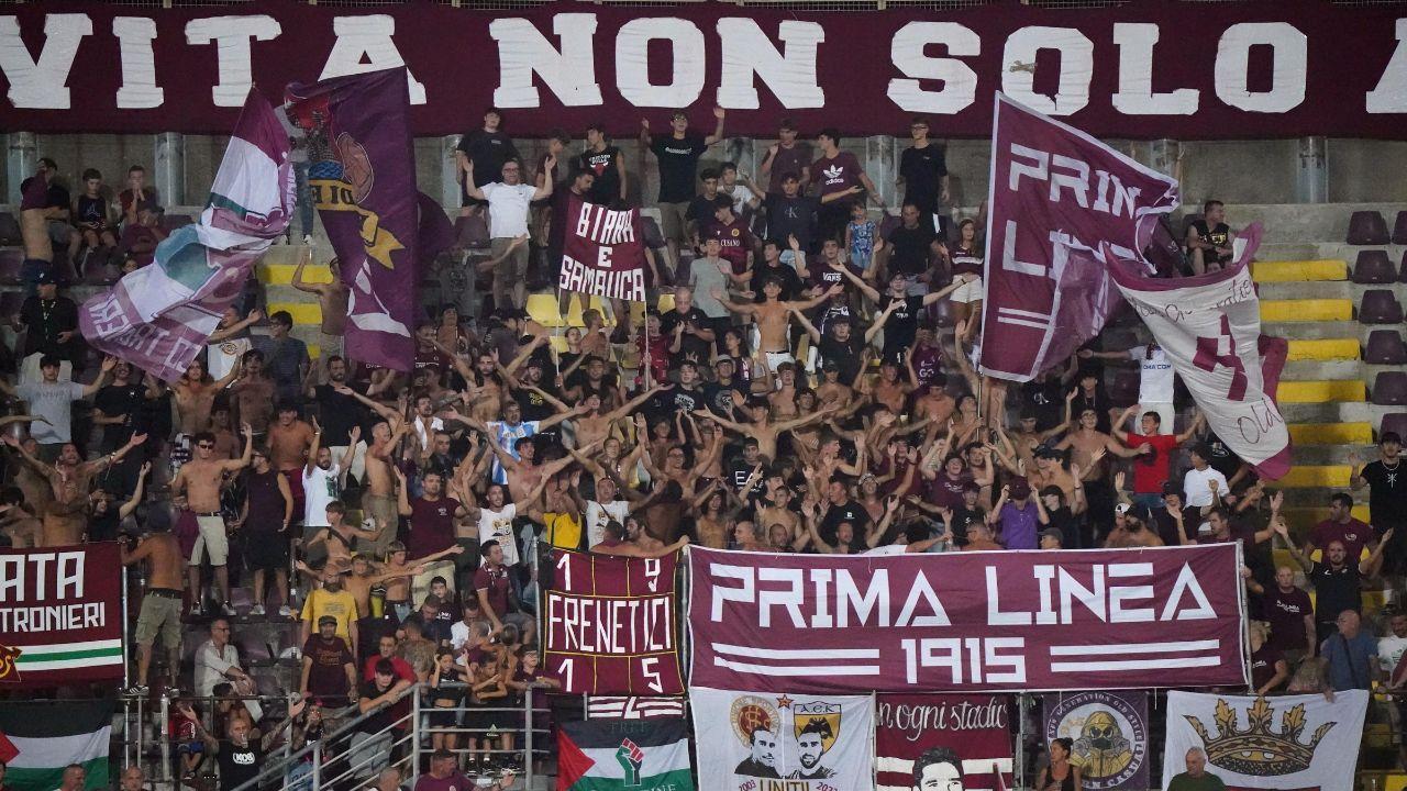 A destra la Curva Nord, cuore del tifo amaranto
