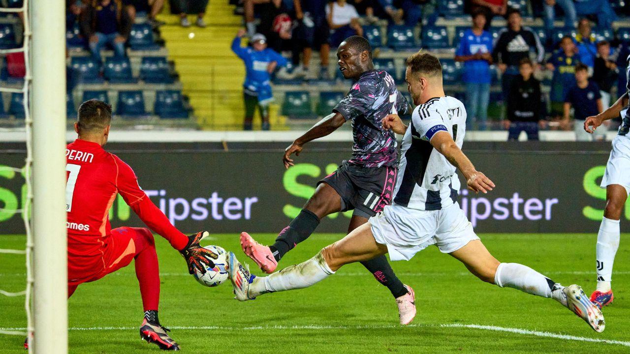 Il salvataggio del bianconero Gatti su Gyasi allo scadere del recupero nel secondo tempo (foto Juri Autovino)