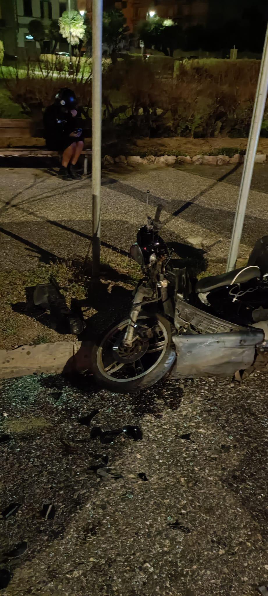 Livorno, si schianta con lo scooter contro un’auto in sosta: grave a 17 anni