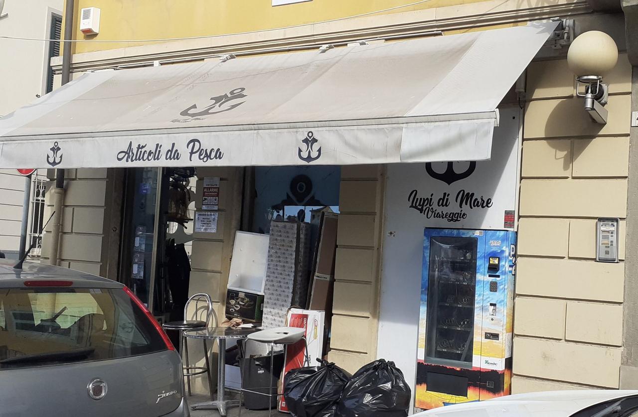 <br />
L’esterno del negozio “Lupi di Mare” in via Regia preso di mira dai ladri ieri notte