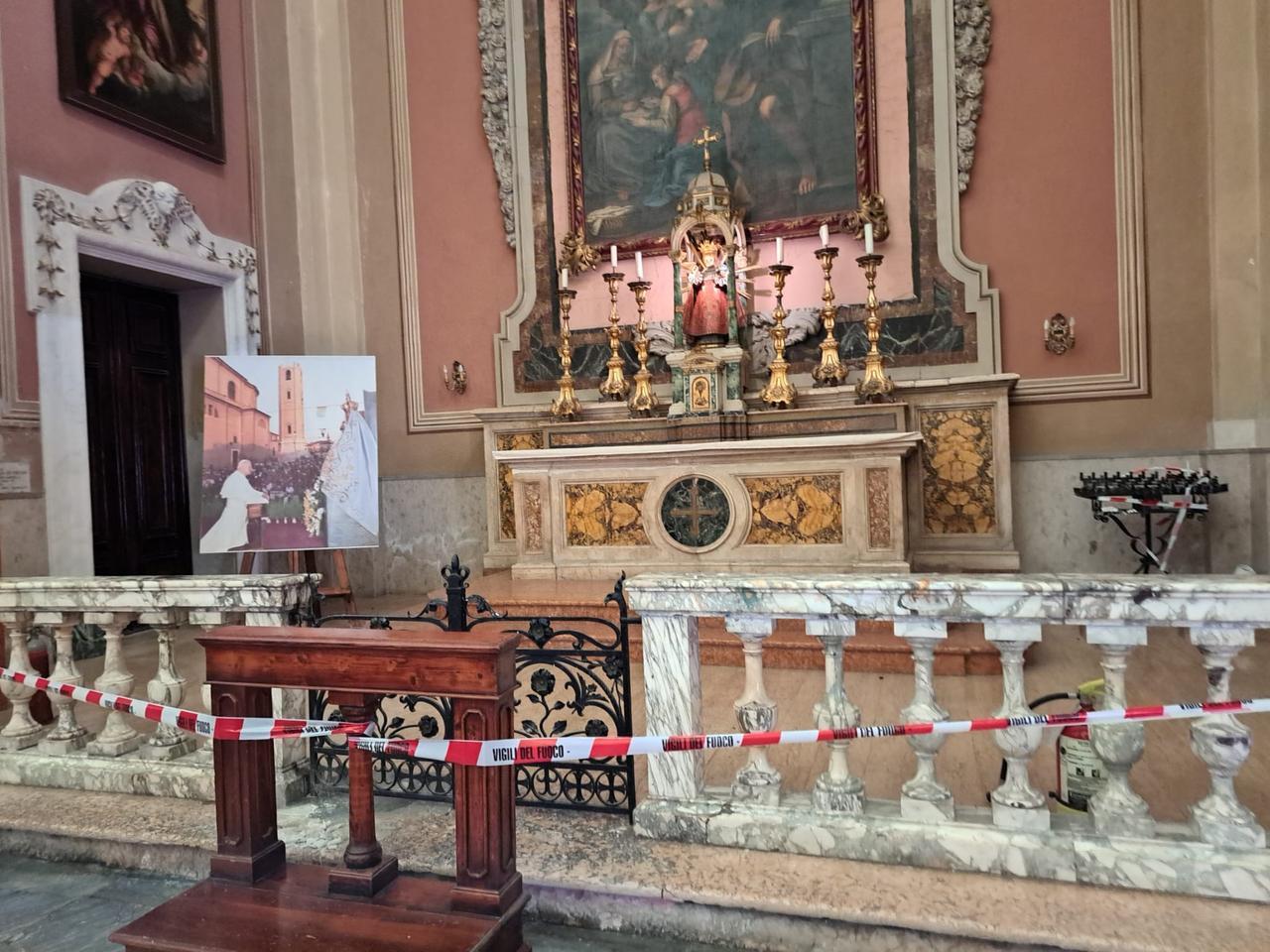 Comacchio, candelabro a fuoco: rogo sventato da due turisti