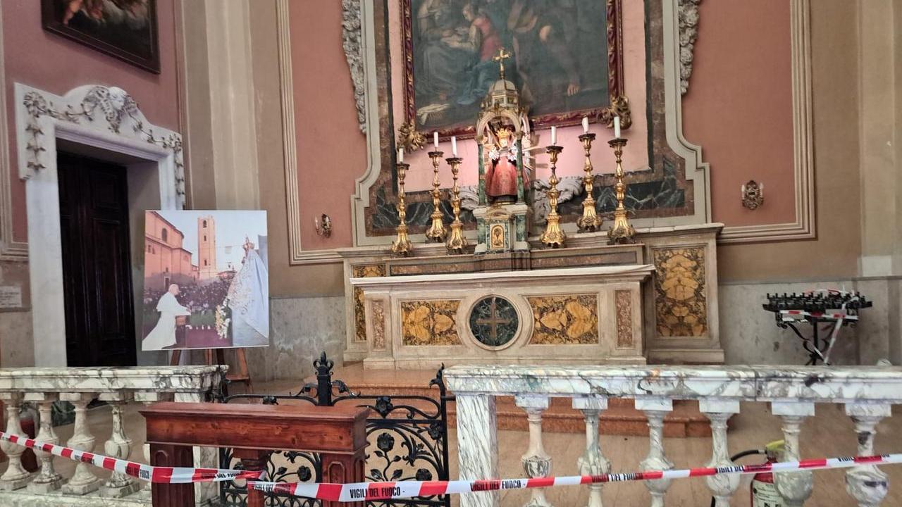 Comacchio, candelabro a fuoco: rogo sventato da due turisti