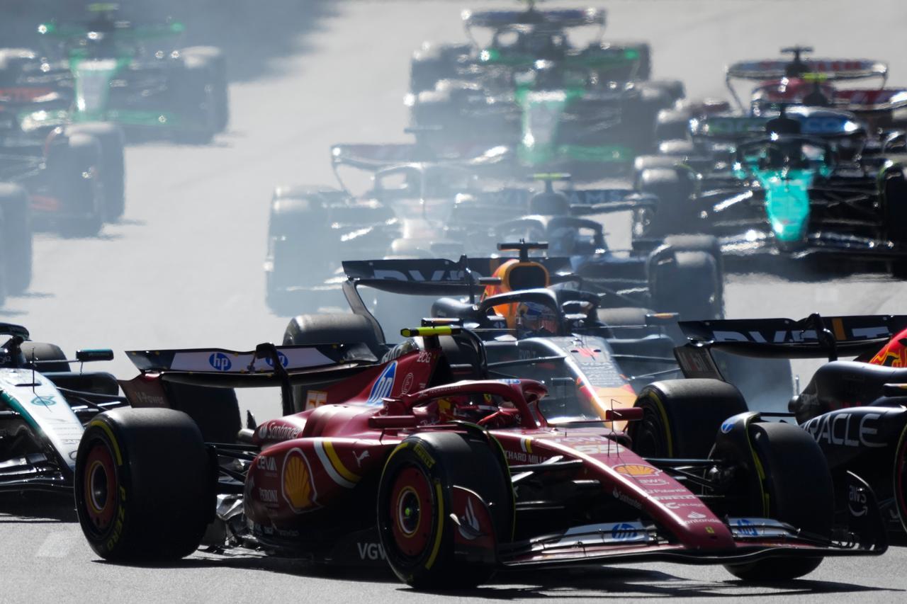 F1, vince Piastri. Si agganciano Sainz e Perez: pauroso incidente
