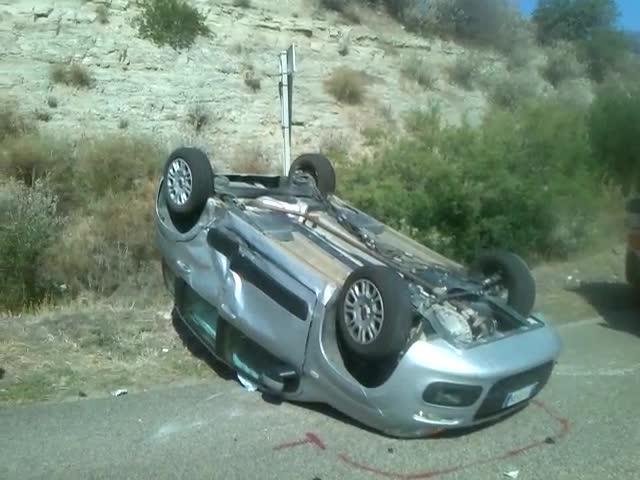 Auto ribaltata sullo scorrimento veloce, due tedeschi in ospedale 