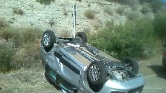 Auto ribaltata sullo scorrimento veloce, due tedeschi in ospedale