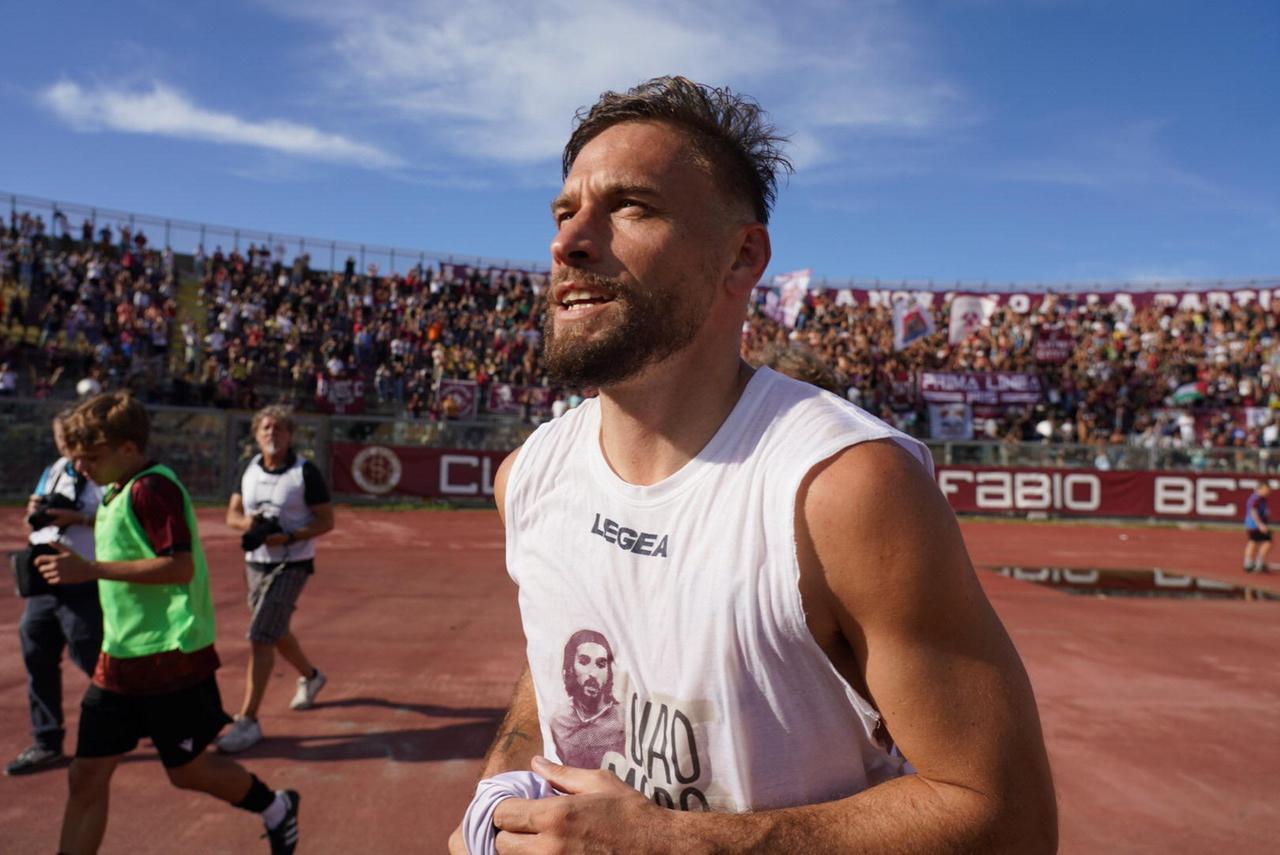 Livorno, vittoria in extremis: Dionisi-gol porta il primo sorriso. È festa sotto la curva