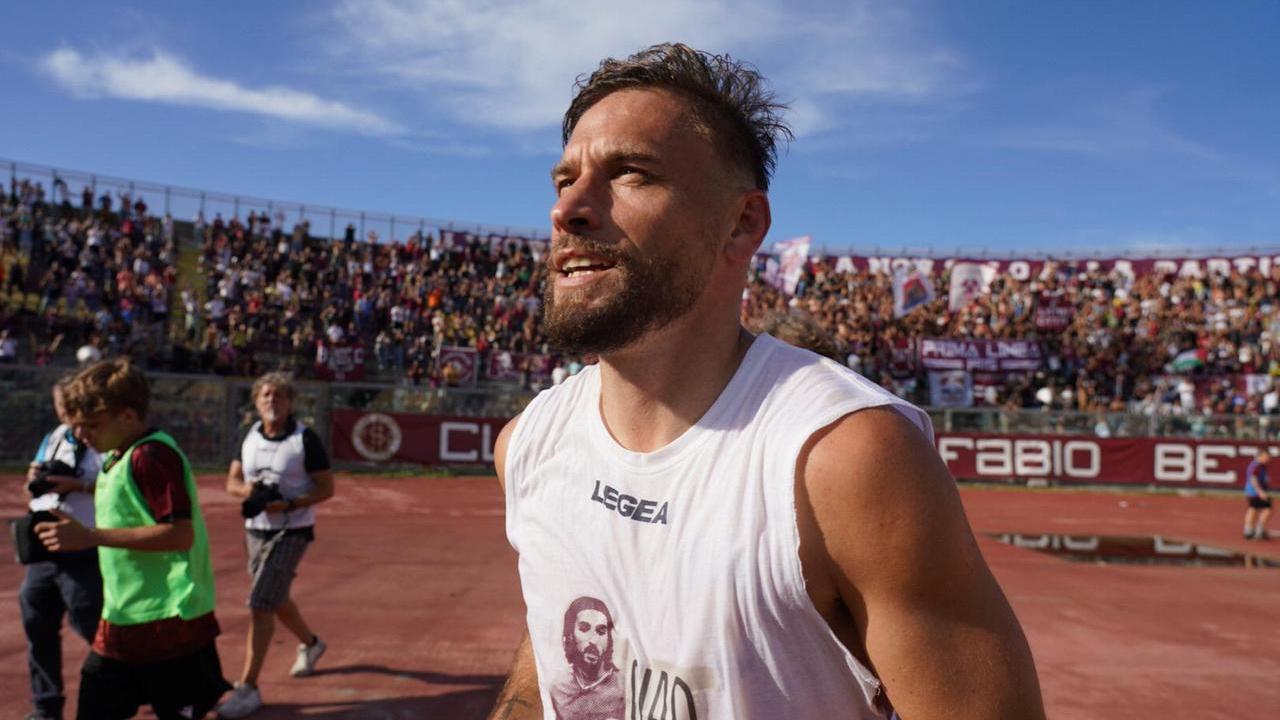 Livorno, vittoria in extremis: Dionisi-gol porta il primo sorriso. È festa sotto la curva