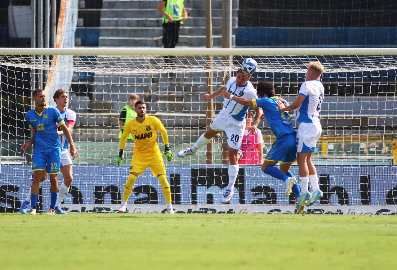 
	Un'azione di Carrarese-Sassuolo (foto official Carrarese calcio 1908)

