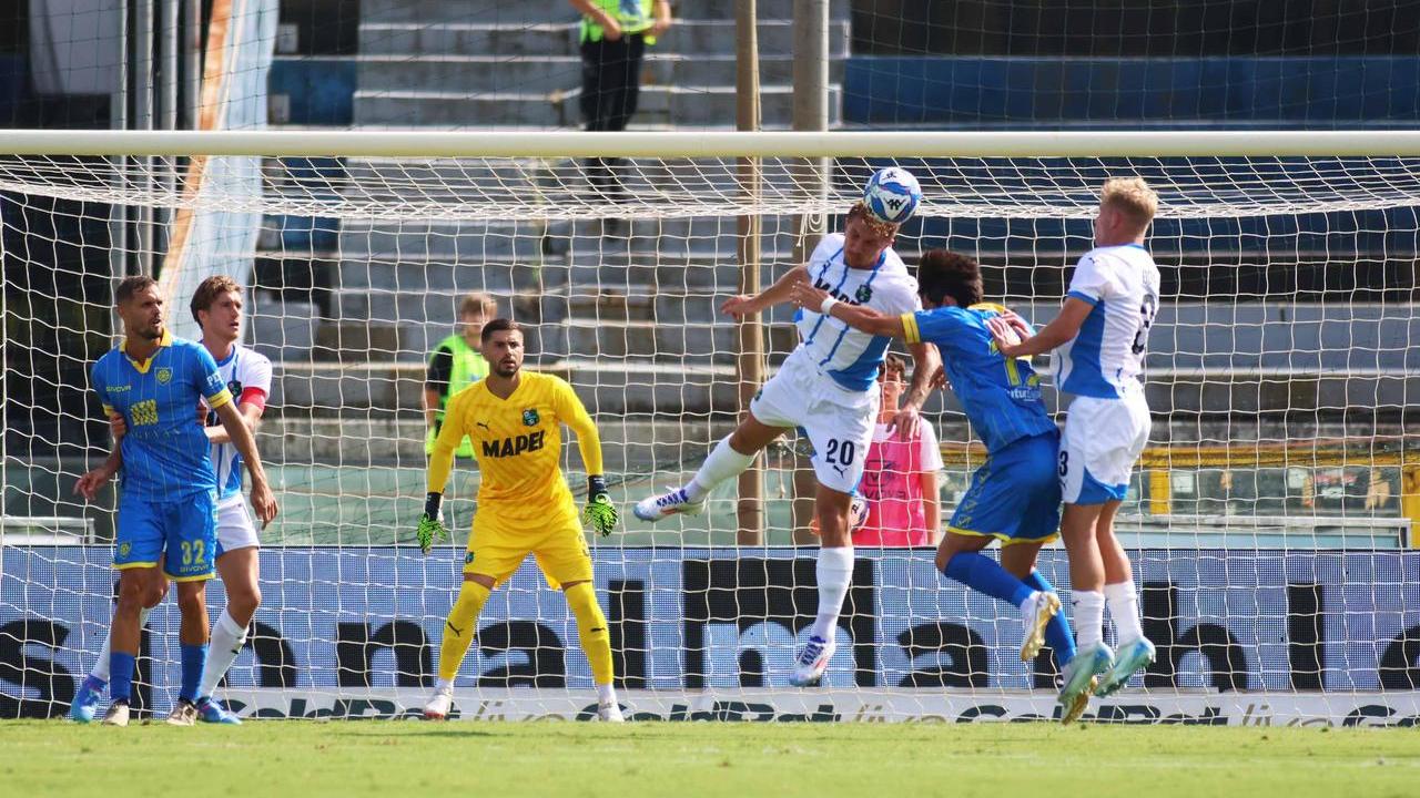 Un'azione di Carrarese-Sassuolo (foto official Carrarese calcio 1908)
