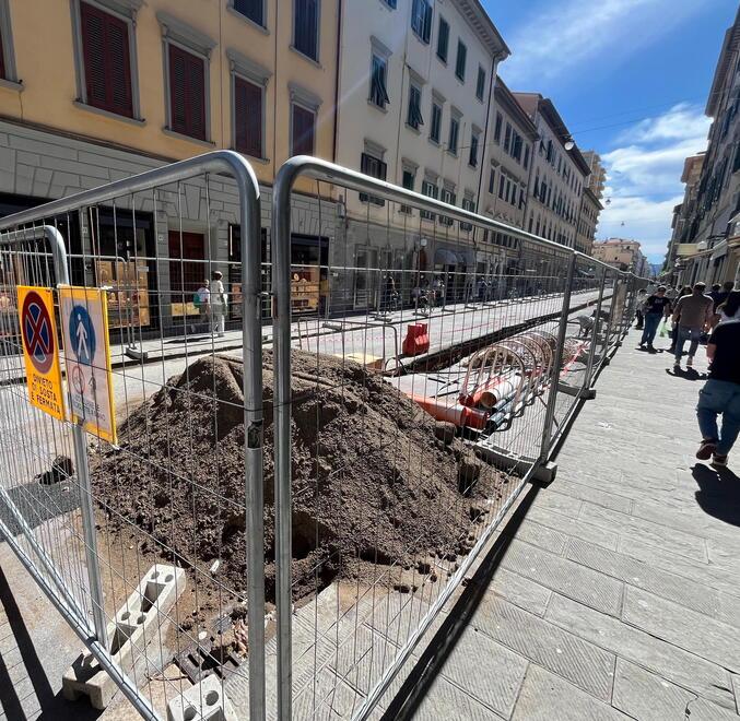 Livorno, avanzano i lavori in via Ricasoli: ora il mega scavo arriva fino all’Attias<br>

