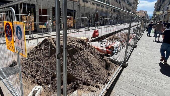 Livorno, avanzano i lavori in via Ricasoli: ora il mega scavo arriva fino all’Attias<br>