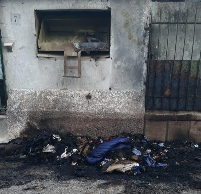 Livorno, incendio al punto di raccolta Caritas: distrutti gli abiti per i poveri