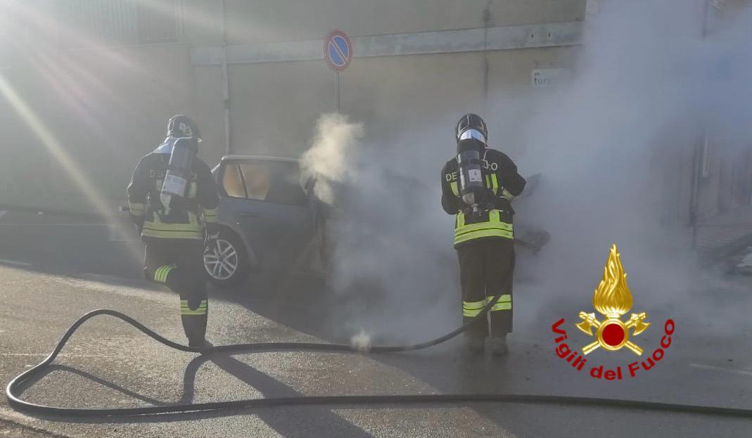 Ittiri, auto prende fuoco mentre è in marcia: illeso il conducente