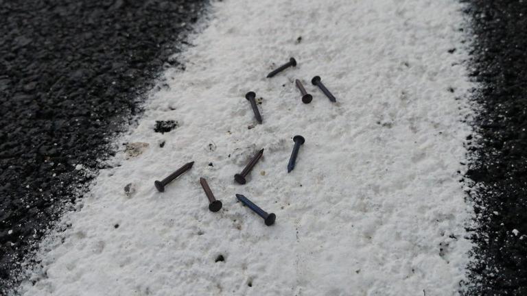 Chiodi sulle strade del Rally dell'Appennino, forano i piloti. I carabinieri cercano i responsabili