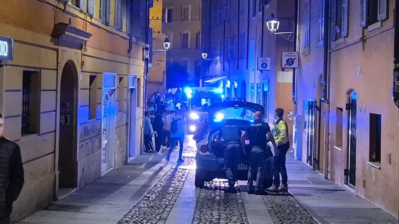Lanci di sedie e bottiglie: lite nella movida di Modena