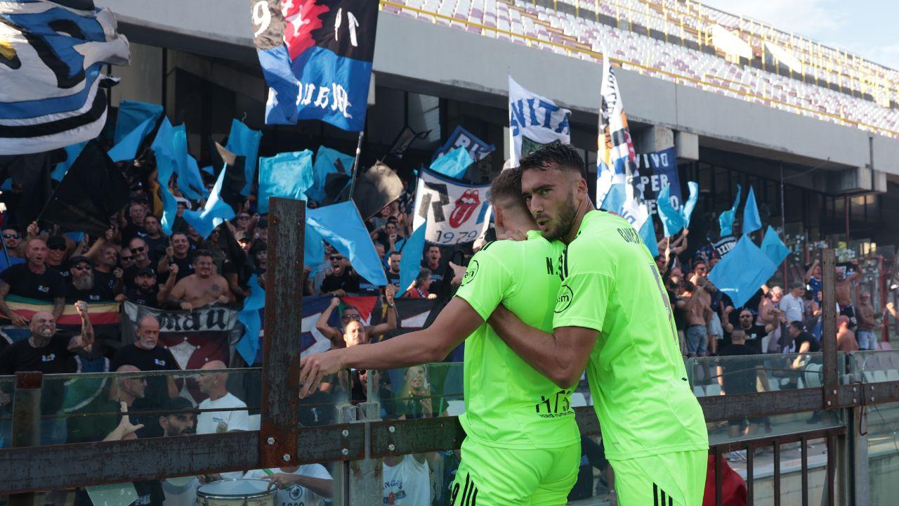 Nicholas Bonfanti festeggia uno dei suoi due gol con i 588 tifosi del Pisa