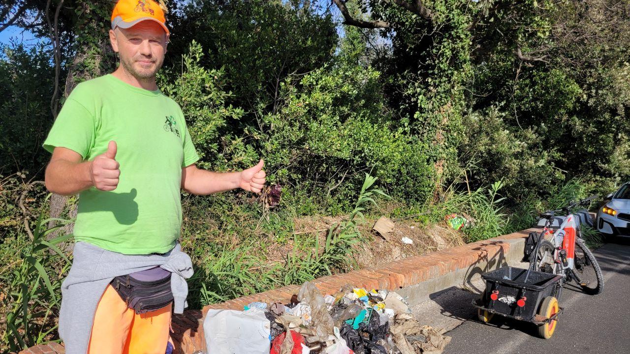 Livorno, Mr Green toglie 21 chili di rifiuti dal fosso di via di Popogna con la sua bici “truccata”