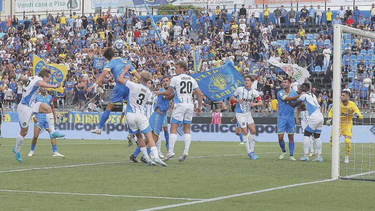 Alcuni momenti della gara con il Sassuolo (foto Fabio Muzzi)