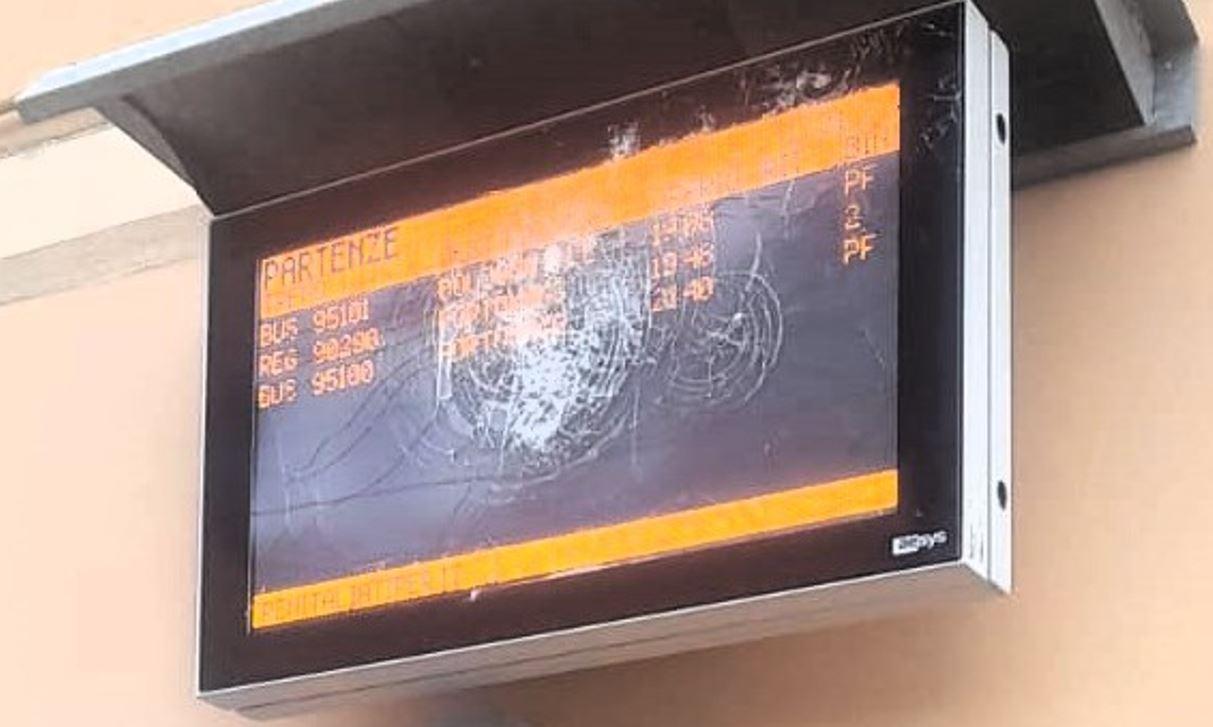 Consandolo, vandali alla stazione dei treni: «Servono le telecamere»