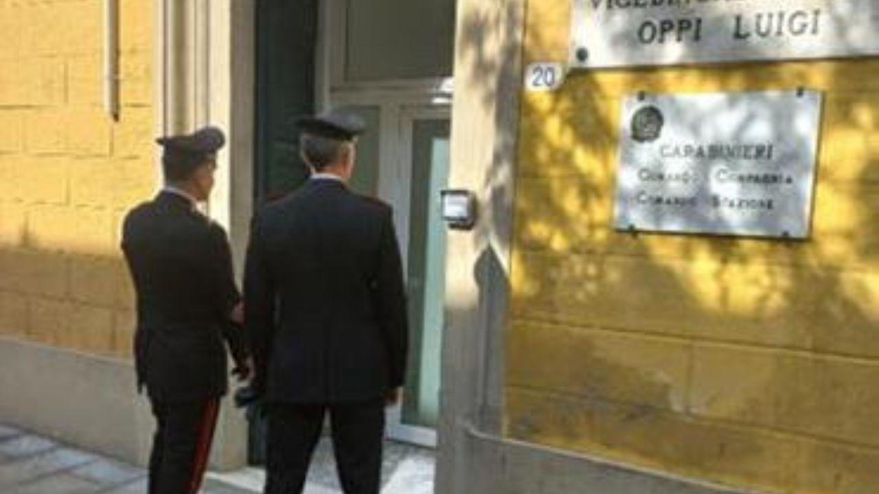 Carabinieri di fronte alla caserma della compagnia di Pontedera