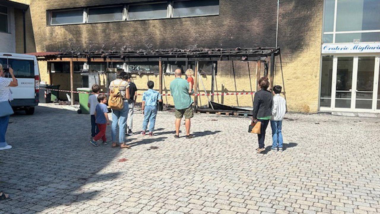 I residenti osservano sgomenti l’impatto delle fiamme sugli edifici (foto Paglianti)