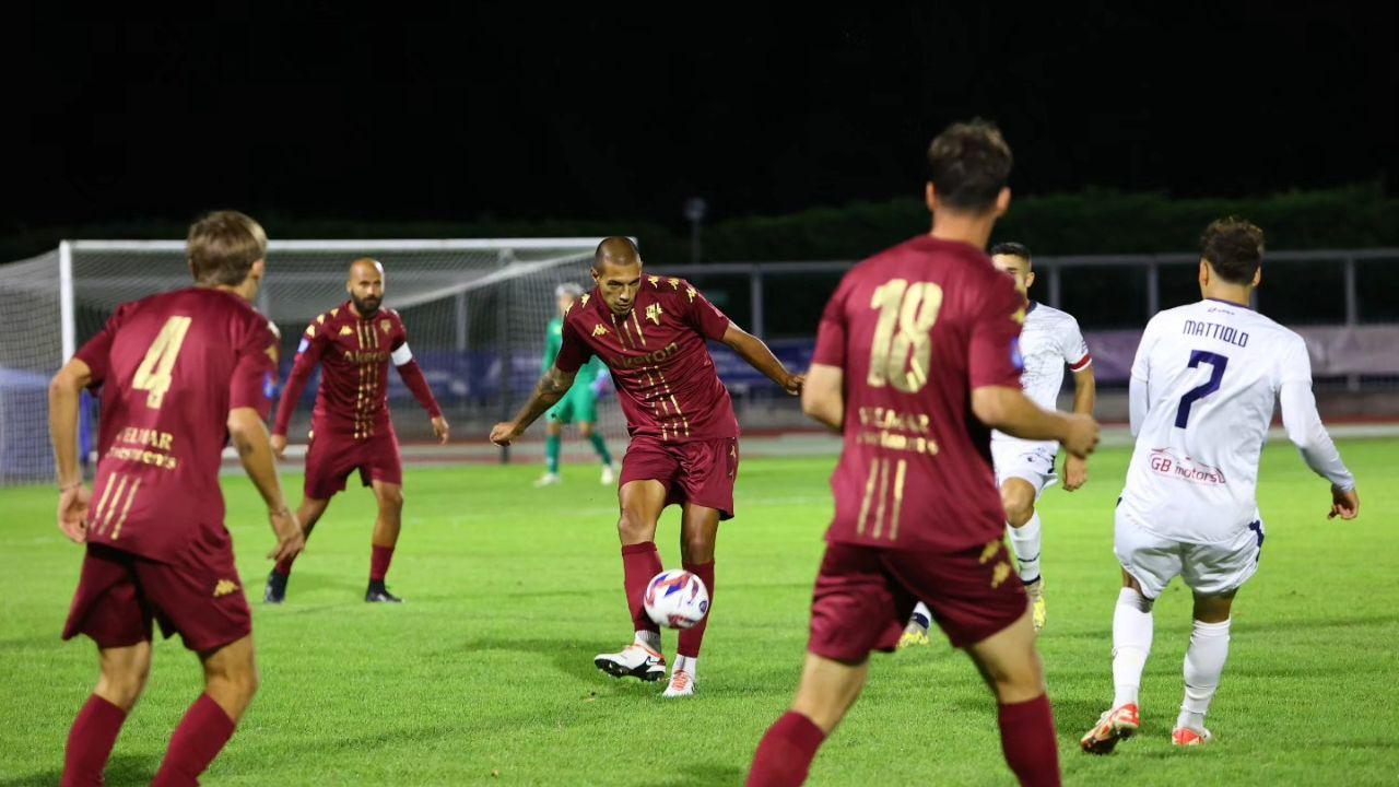 Il difensore Bernardini spazza l’area di rigore contro l’Imolese