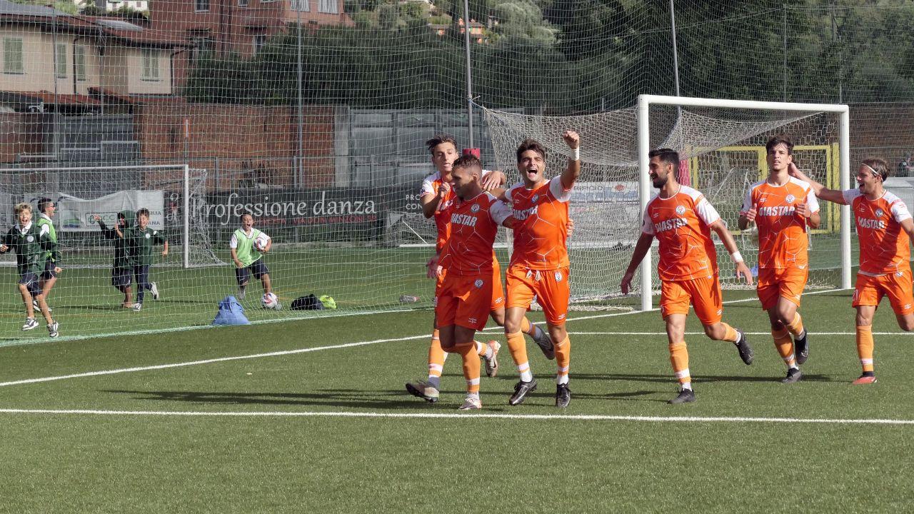 I giocatori del Seravezza Pozzi esultano dopo il gol del pareggio (foto Roberto Paglianti)