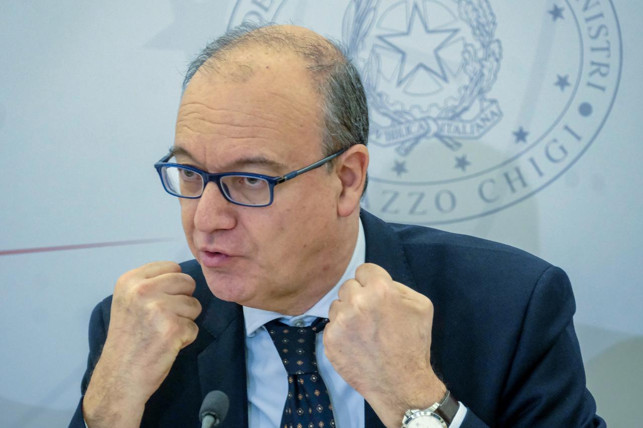 Il Ministro Valditara: «Professori pagati troppo poco, ma non è colpa nostra»