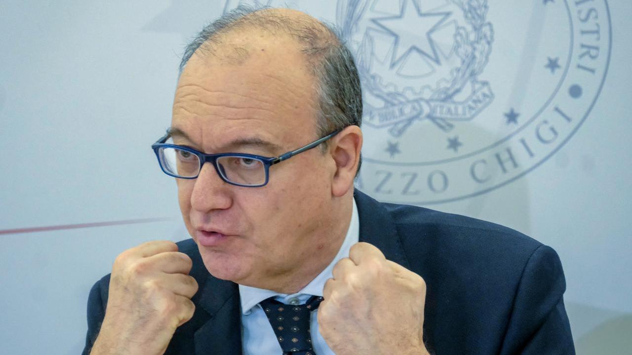Il Ministro Valditara: «Professori pagati troppo poco, ma non è colpa nostra»