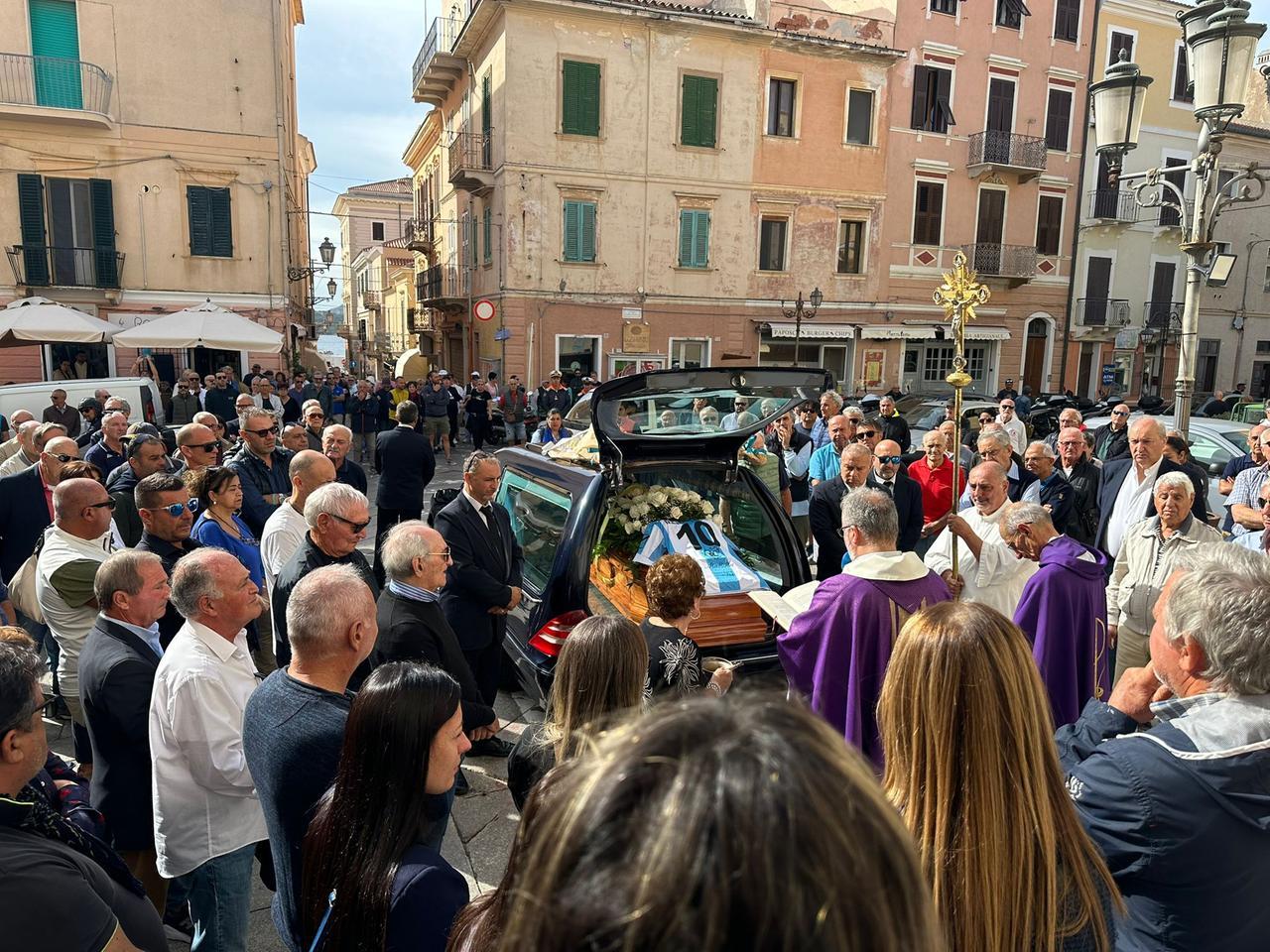 La Maddalena, addio al bomber Marco Piga: sulla bara la maglia dell’Ilva