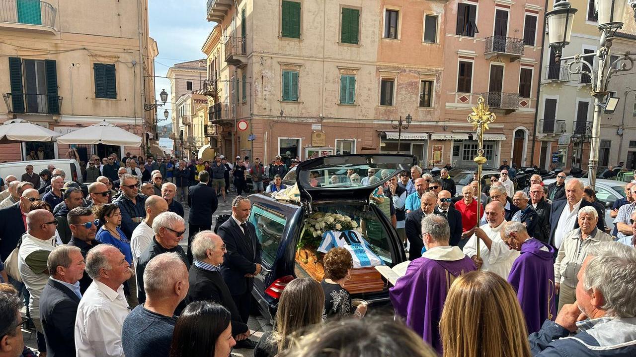 La Maddalena, addio al bomber Marco Piga: sulla bara la maglia dell’Ilva