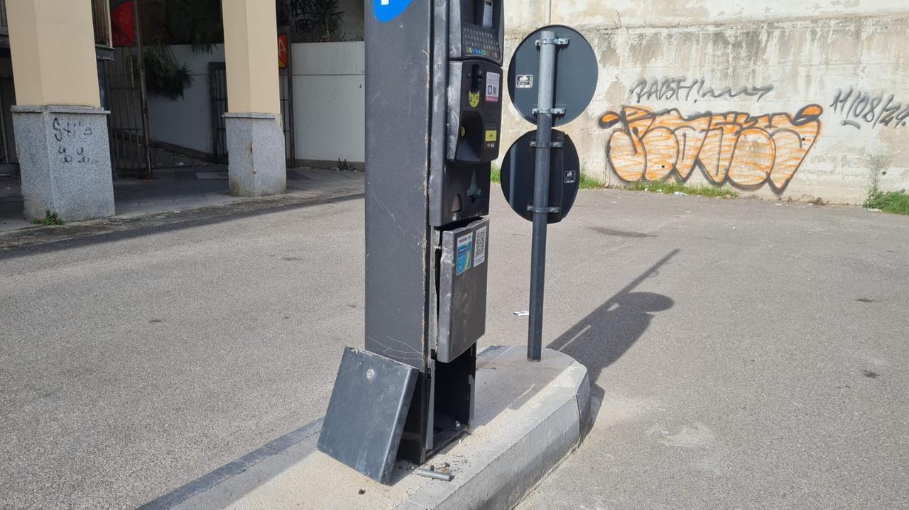 Oristano, raid vandalici a raffica contro le colonnine dei parcheggi a pagamento