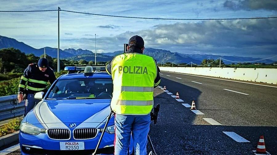 Olbia-Sassari a 220 chilometri orari: dopo la fuga si barrica in auto, poi picchia gli agenti