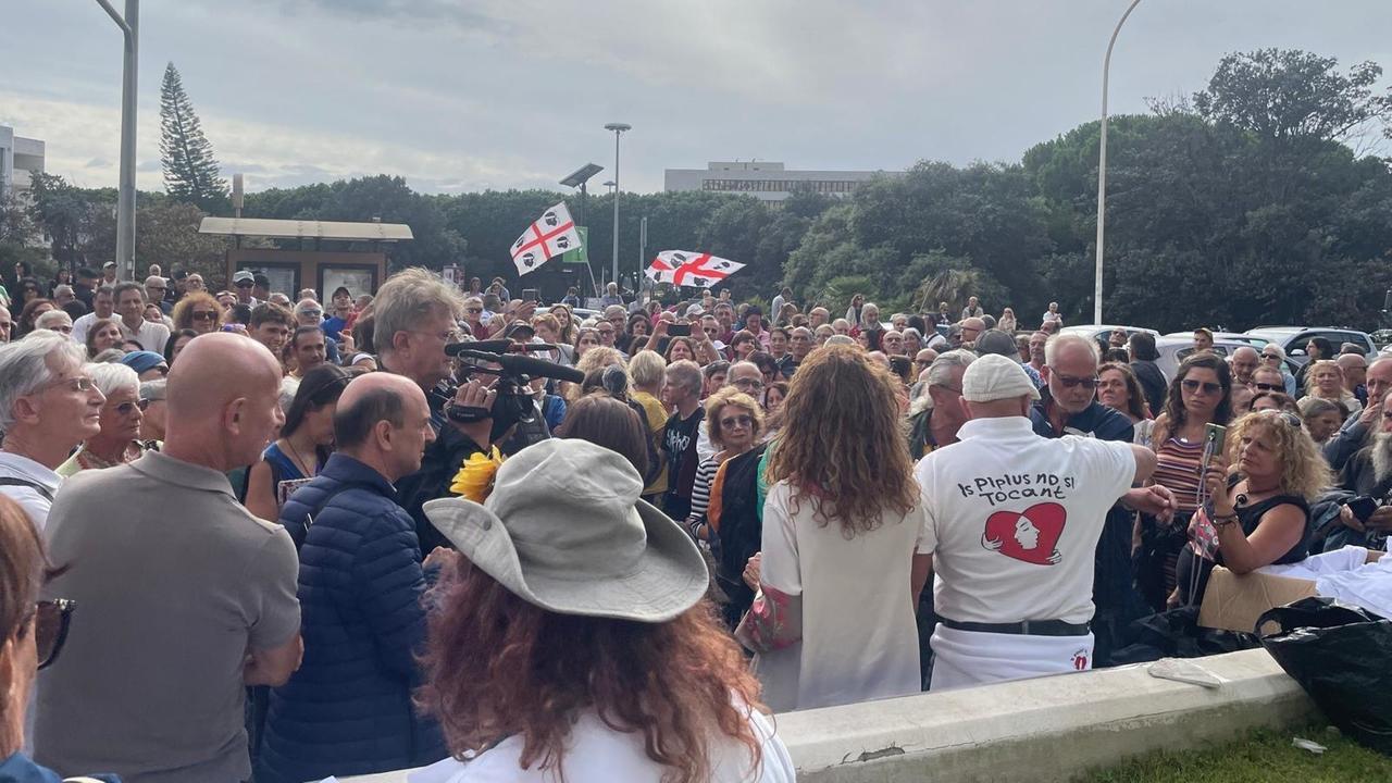 
	I manifestanti sotto al palazzo della Regione (foto Mario Rosas)


